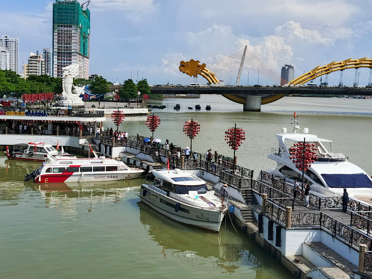 Du thuyền trên sông Hàn